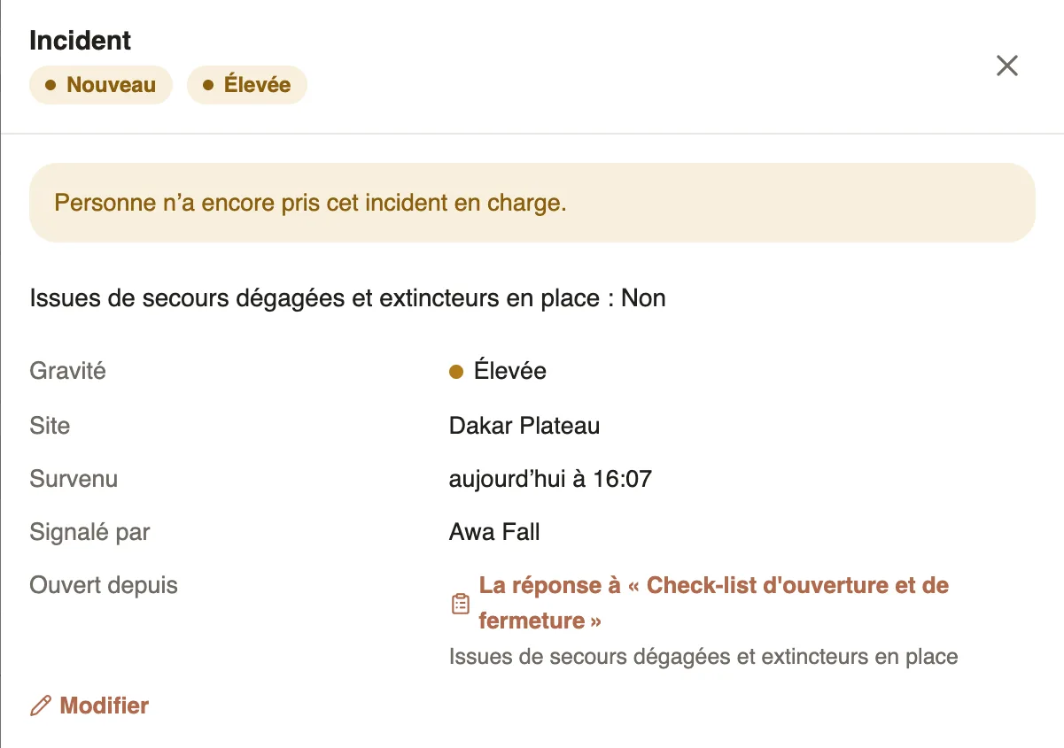 Un incident Nouveau de gravité Élevée : Issues de secours dégagées et extincteurs en place : Non, à Dakar Plateau, signalé par Awa Fall, ouvert depuis la réponse à la Check-list d'ouverture et de fermeture