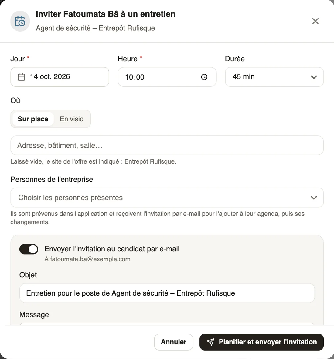 La fenêtre Inviter Fatoumata Bâ à un entretien : jour, heure, durée de 45 min, Sur place ou En visio, l'adresse, Personnes de l'entreprise, puis l'invitation au candidat par e-mail et Planifier et envoyer l'invitation