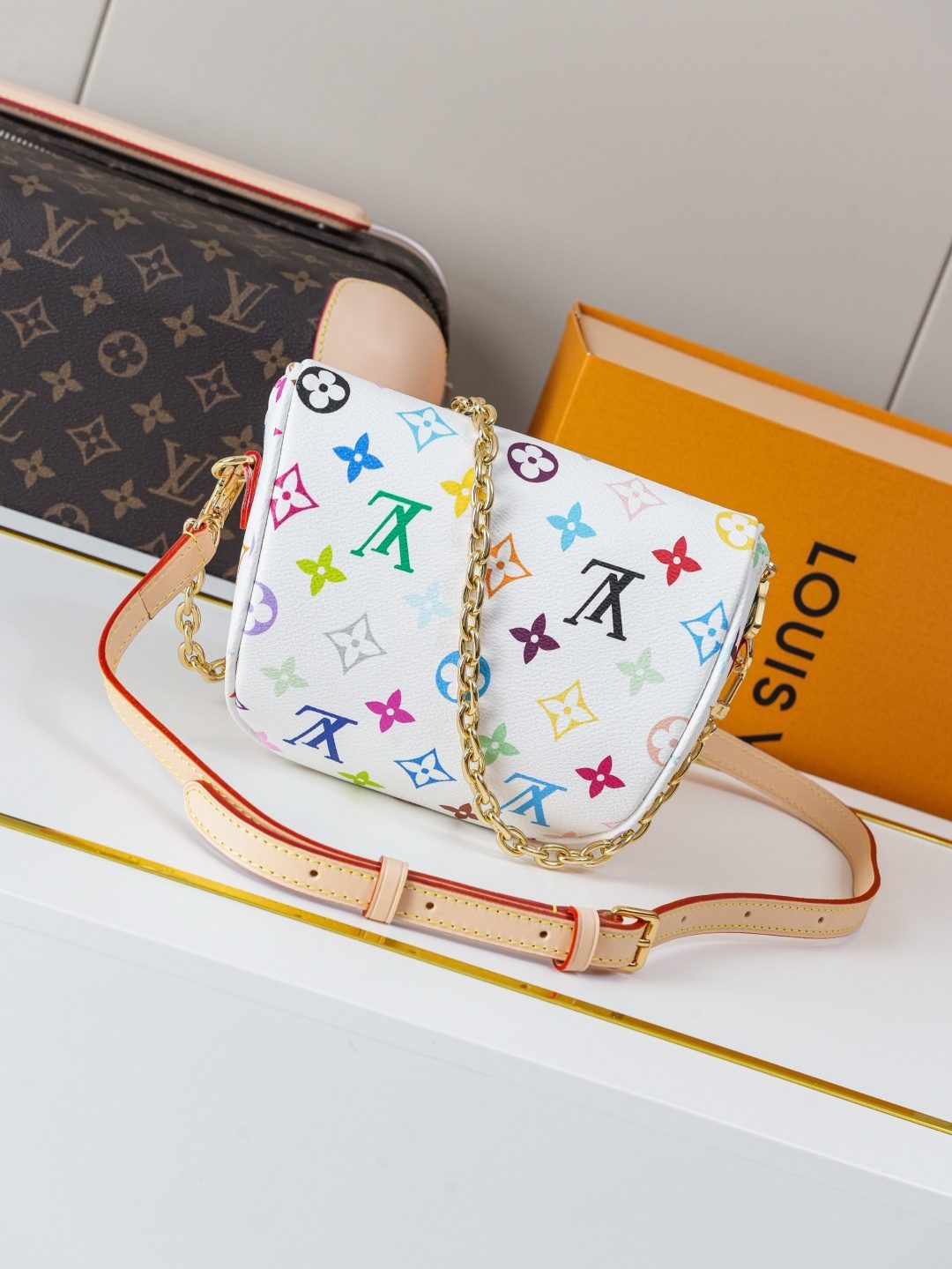 White Color Mini Bumbag 17.0 x 12.0 x 9.5 cm (Length x Height x Width) with cowhide leather trim 3