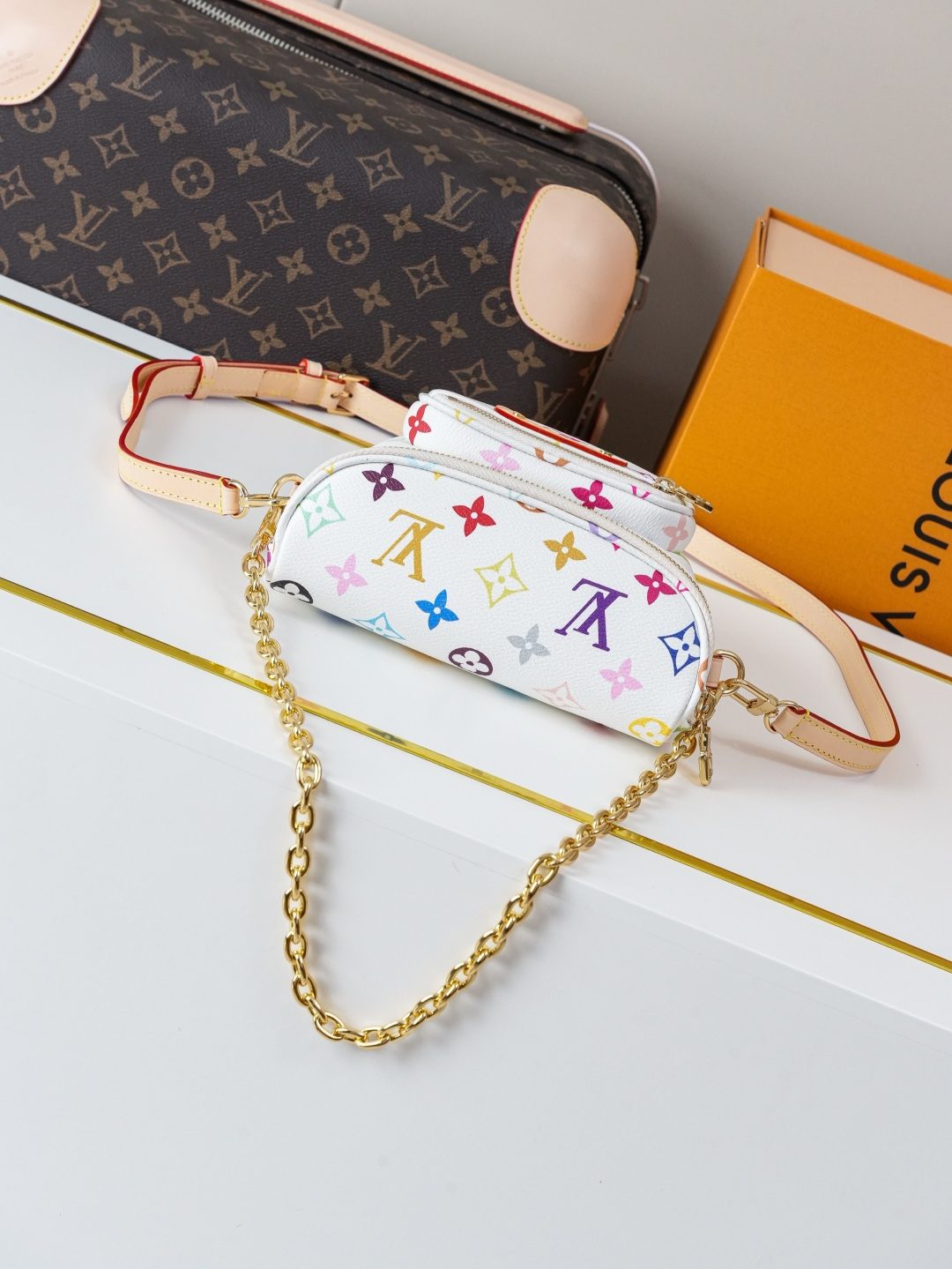 White Color Mini Bumbag 17.0 x 12.0 x 9.5 cm (Length x Height x Width) with cowhide leather trim 5