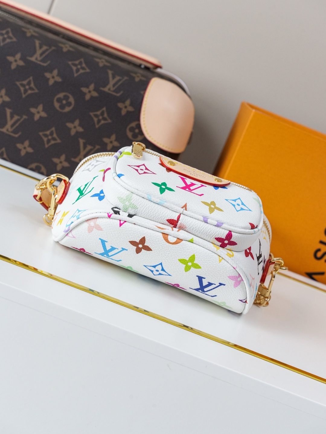 White Color Mini Bumbag 17.0 x 12.0 x 9.5 cm (Length x Height x Width) with cowhide leather trim 4