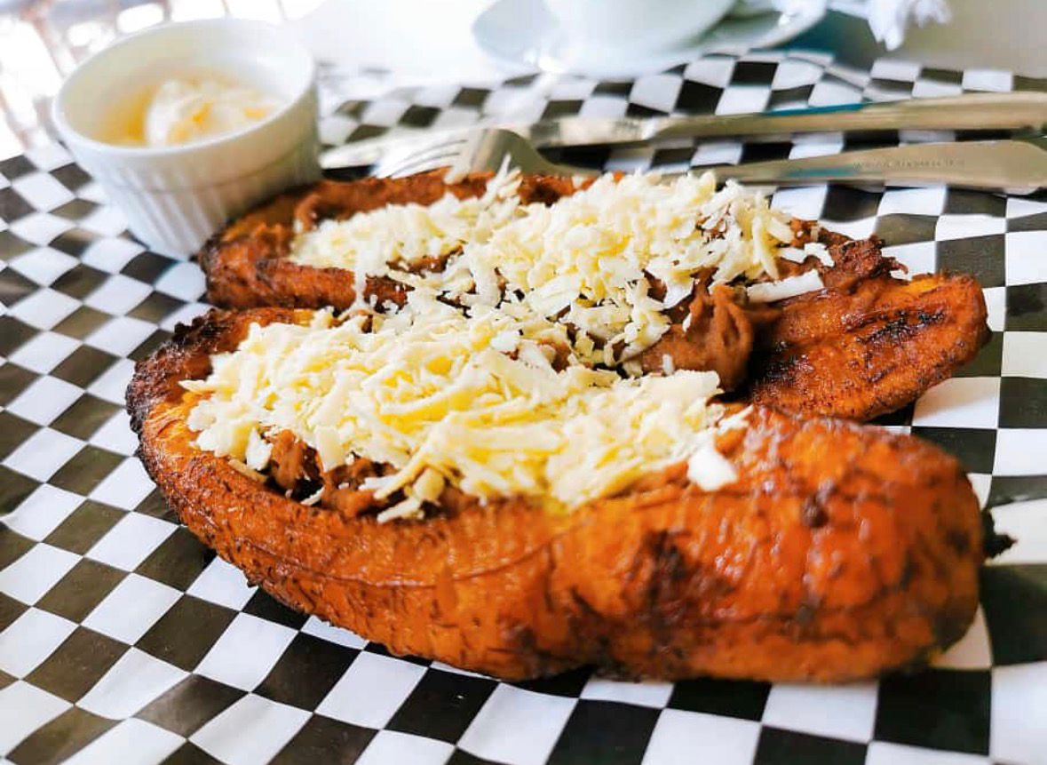 Plátano maduro relleno