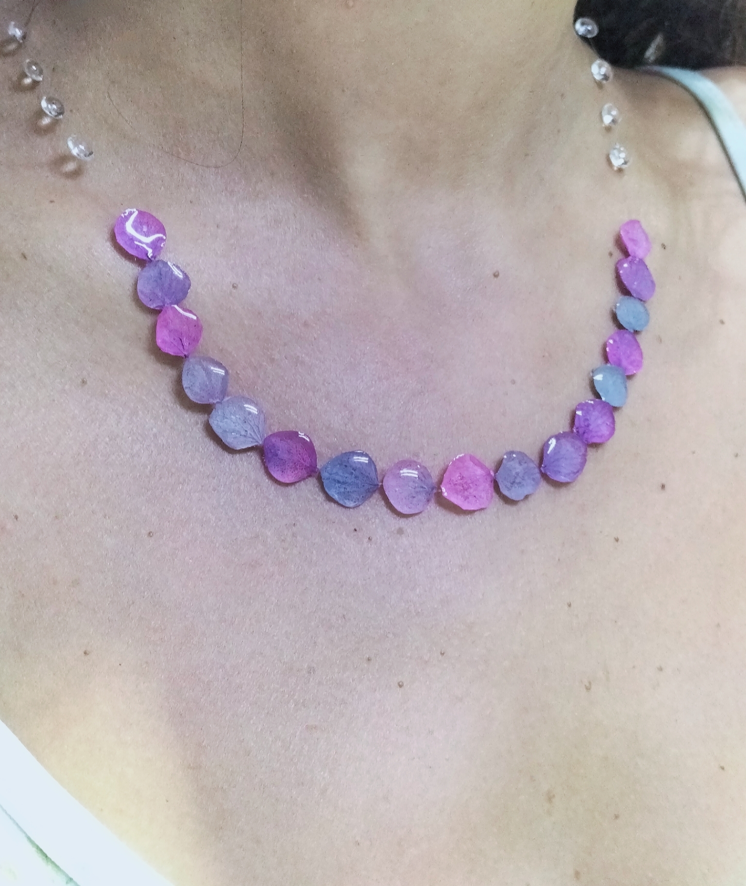Collana artigianale con veri petali di ortensie in resina 