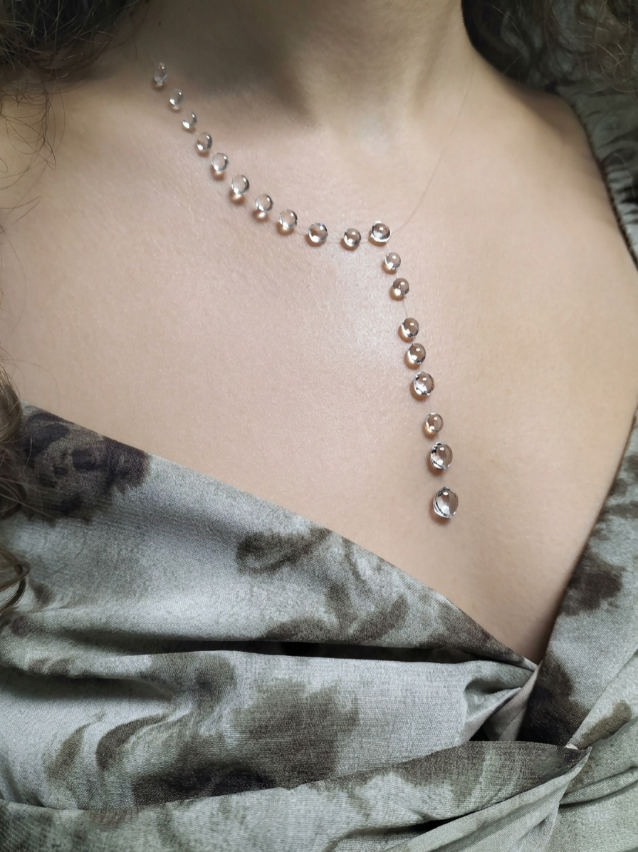Collana con gocce di resina trasparente 