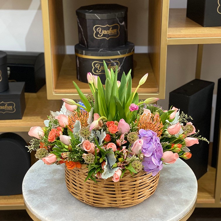 canastita de mimbre con flores silvestres 