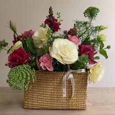canastita de mimbre con flores silvestres  2