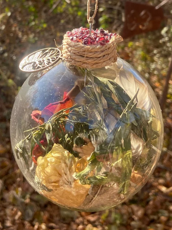 Esfera de cristal con flores secas  2