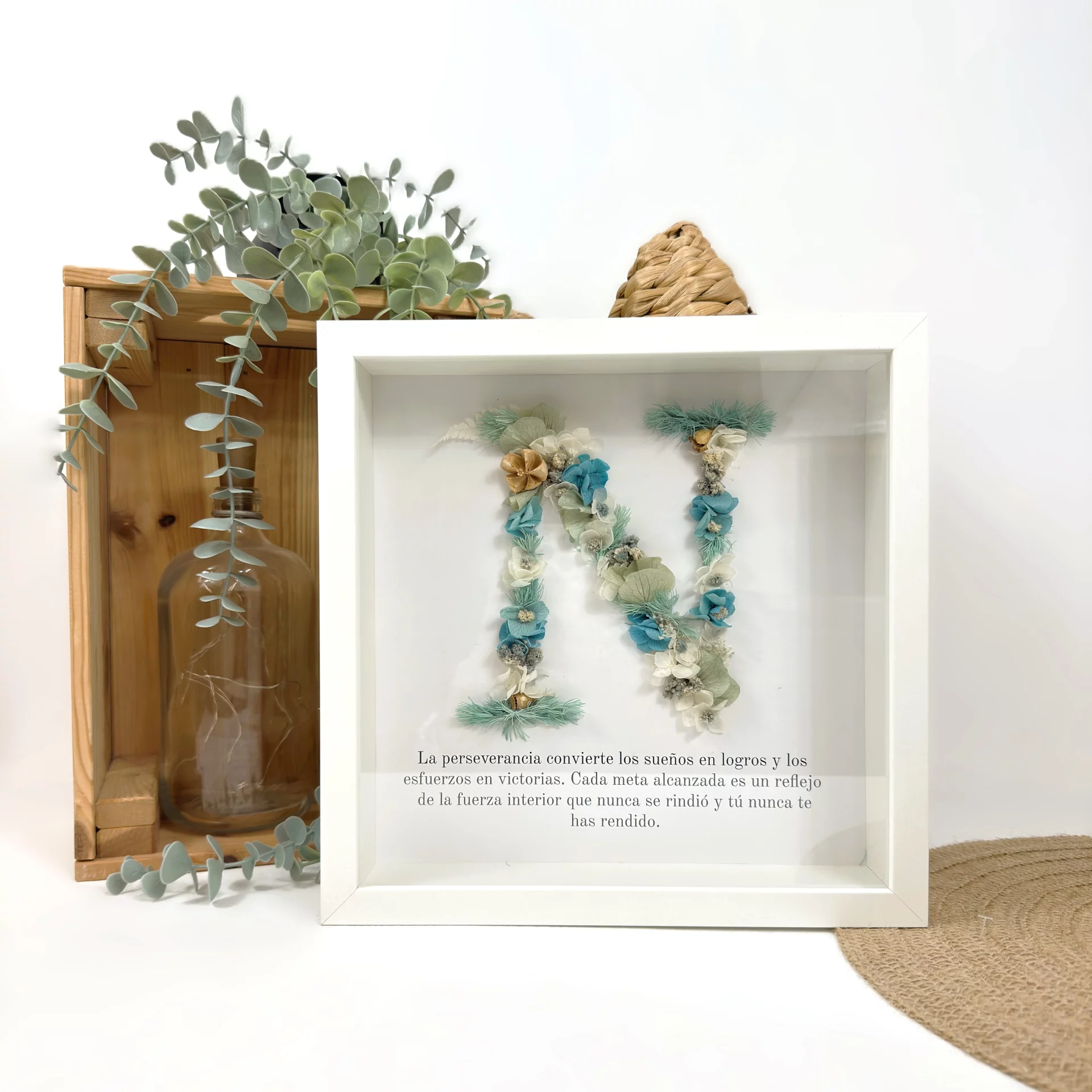 Cuadro decorativo con inicial floral  2