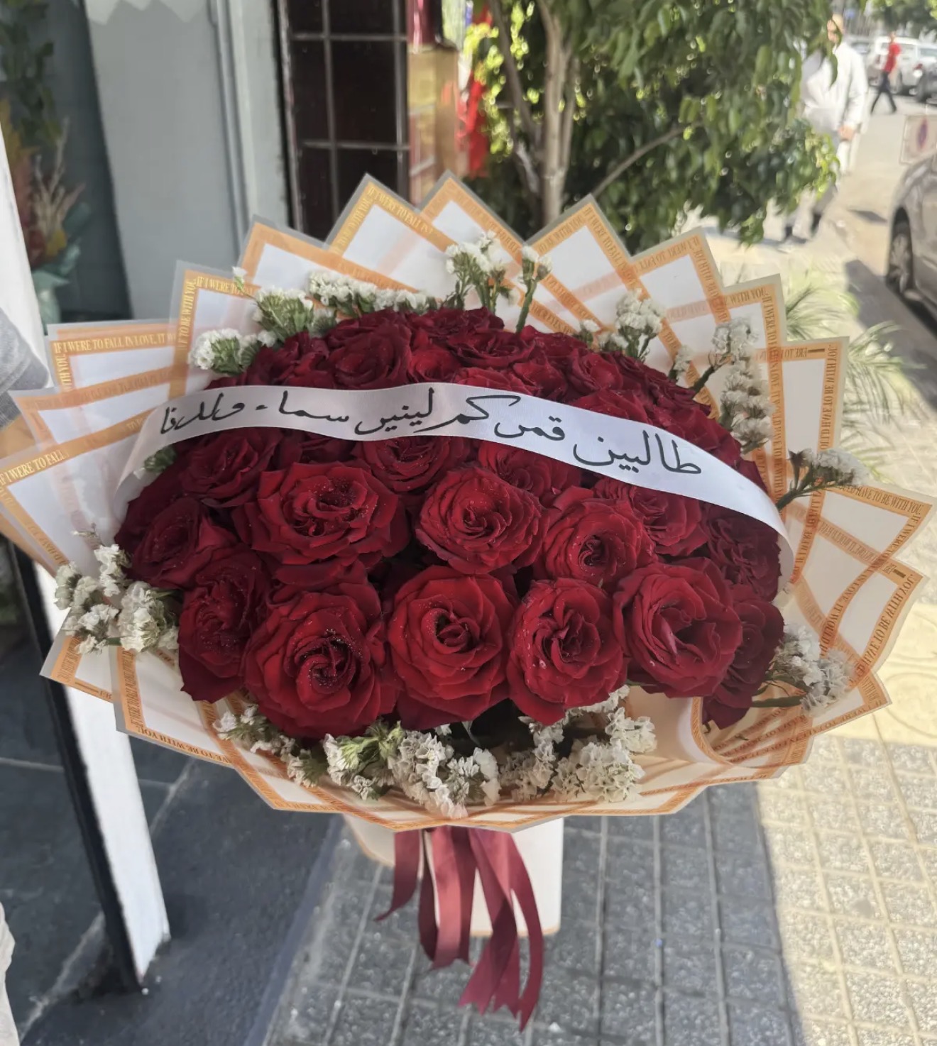 Bouquet Passion Blanche - 50 Roses Rouges & Feuillage Blanc 2