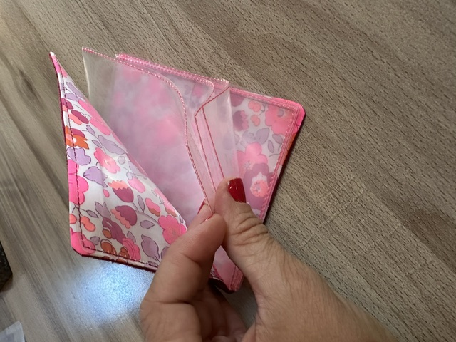 Pochette tracts à feuillets suedine fushia 2