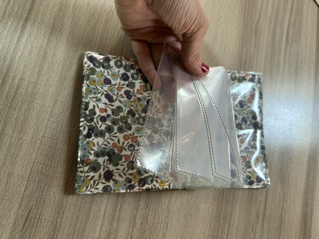 Pochette tracts à feuillets daim kaki  2