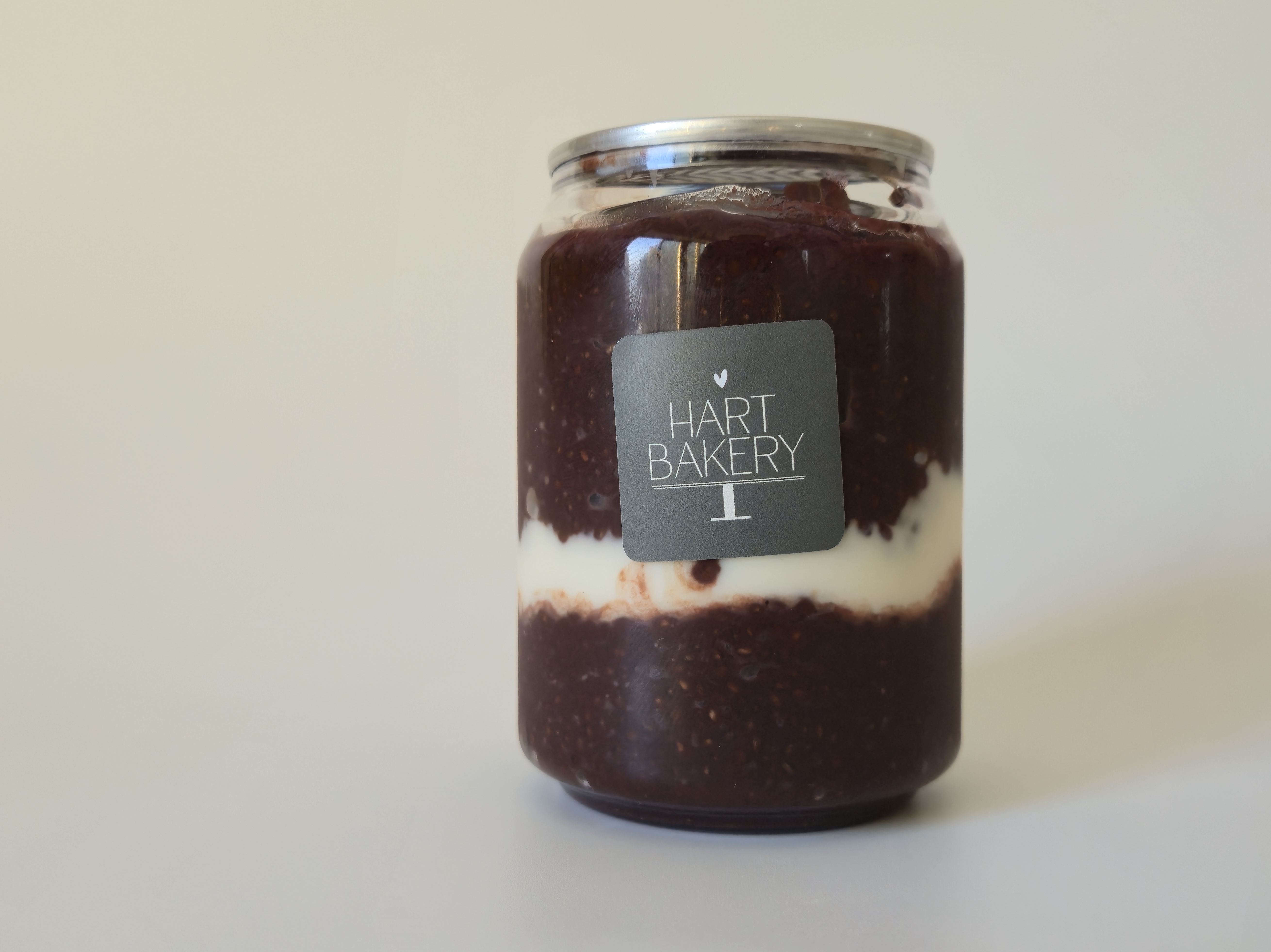 Budinca chia cu cacao, iaurt vegan si visine 2