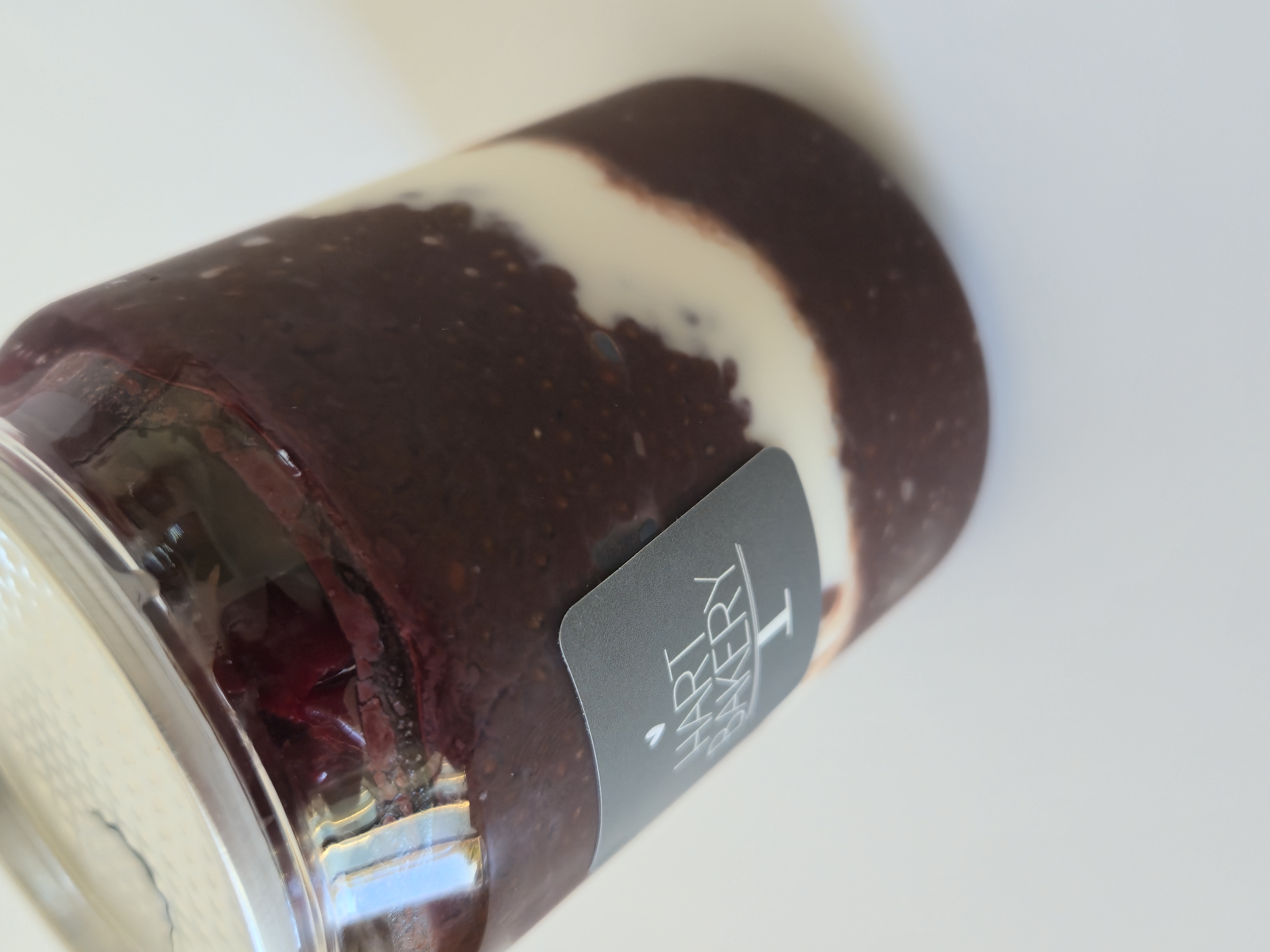 Budinca chia cu cacao, iaurt vegan si visine 3