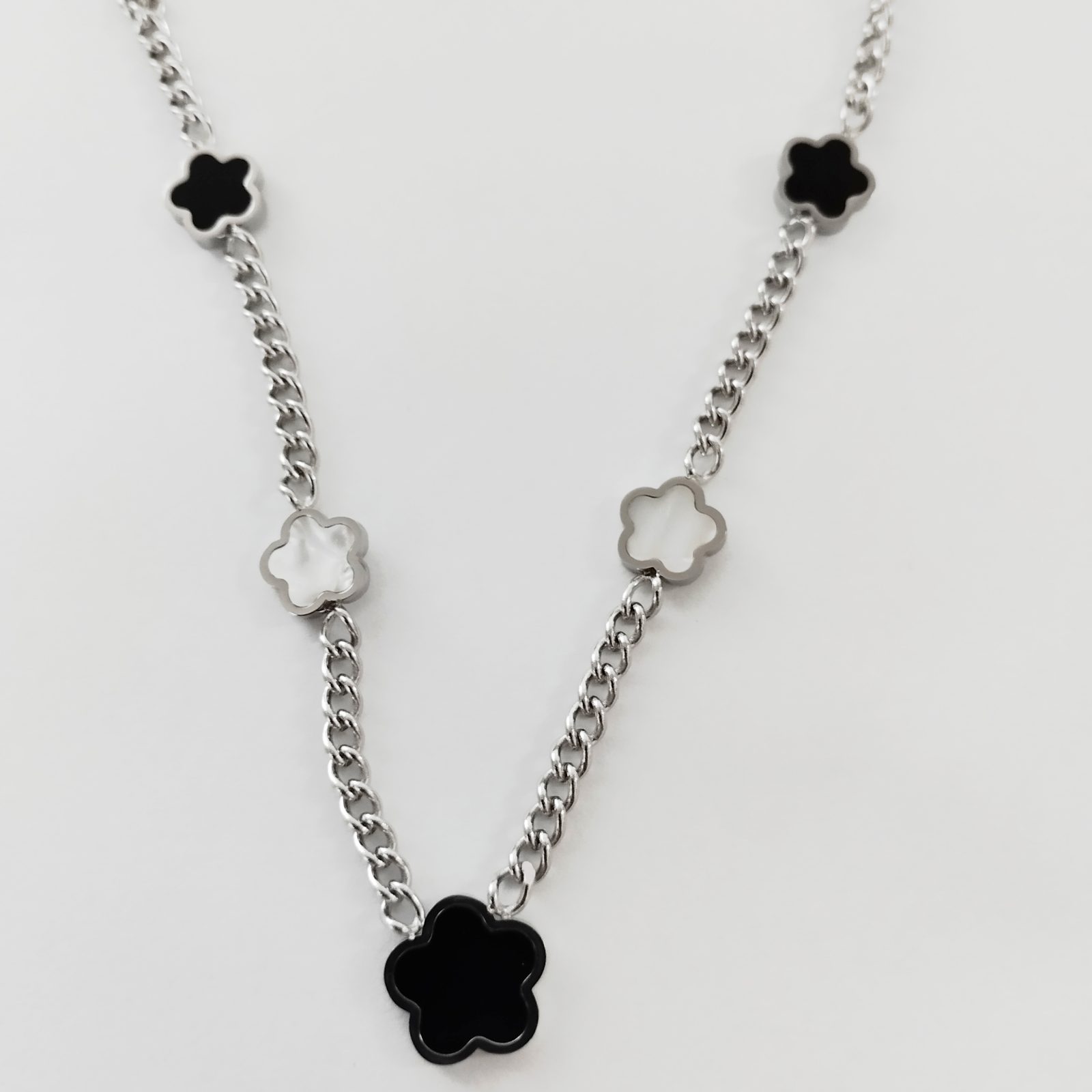 Collier trèfle noir/blanc 