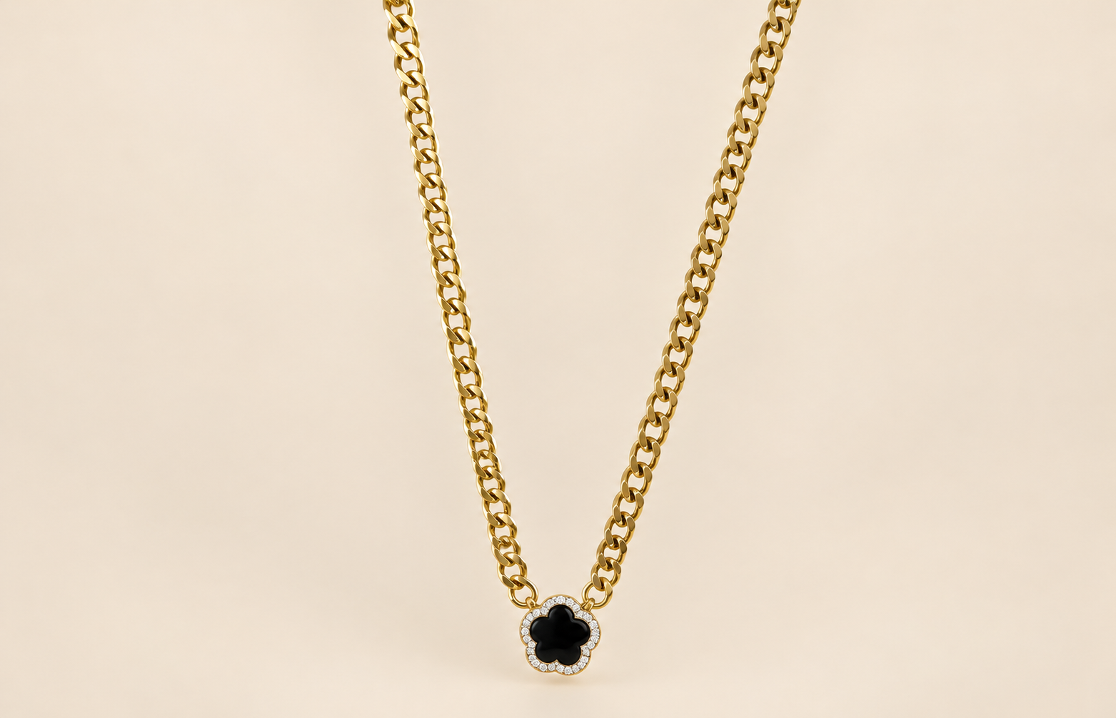 Collier doré trèfle noir