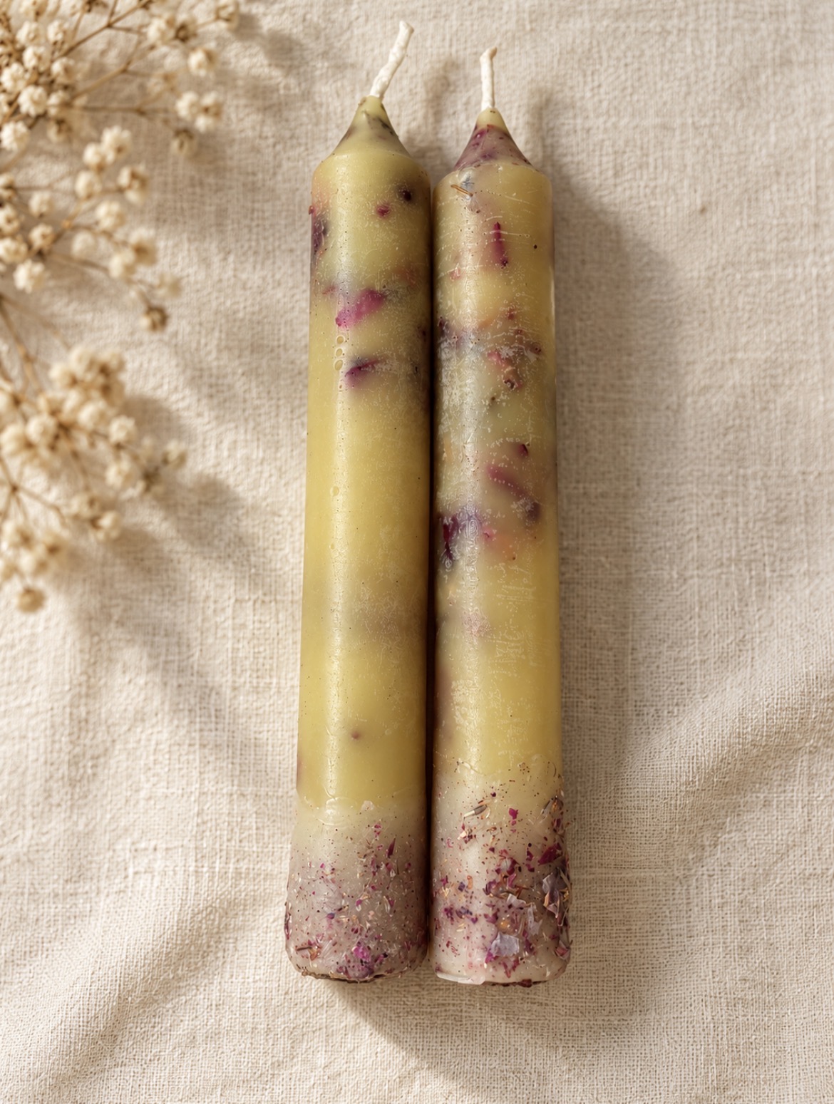Vela de cera de abeja y rosas