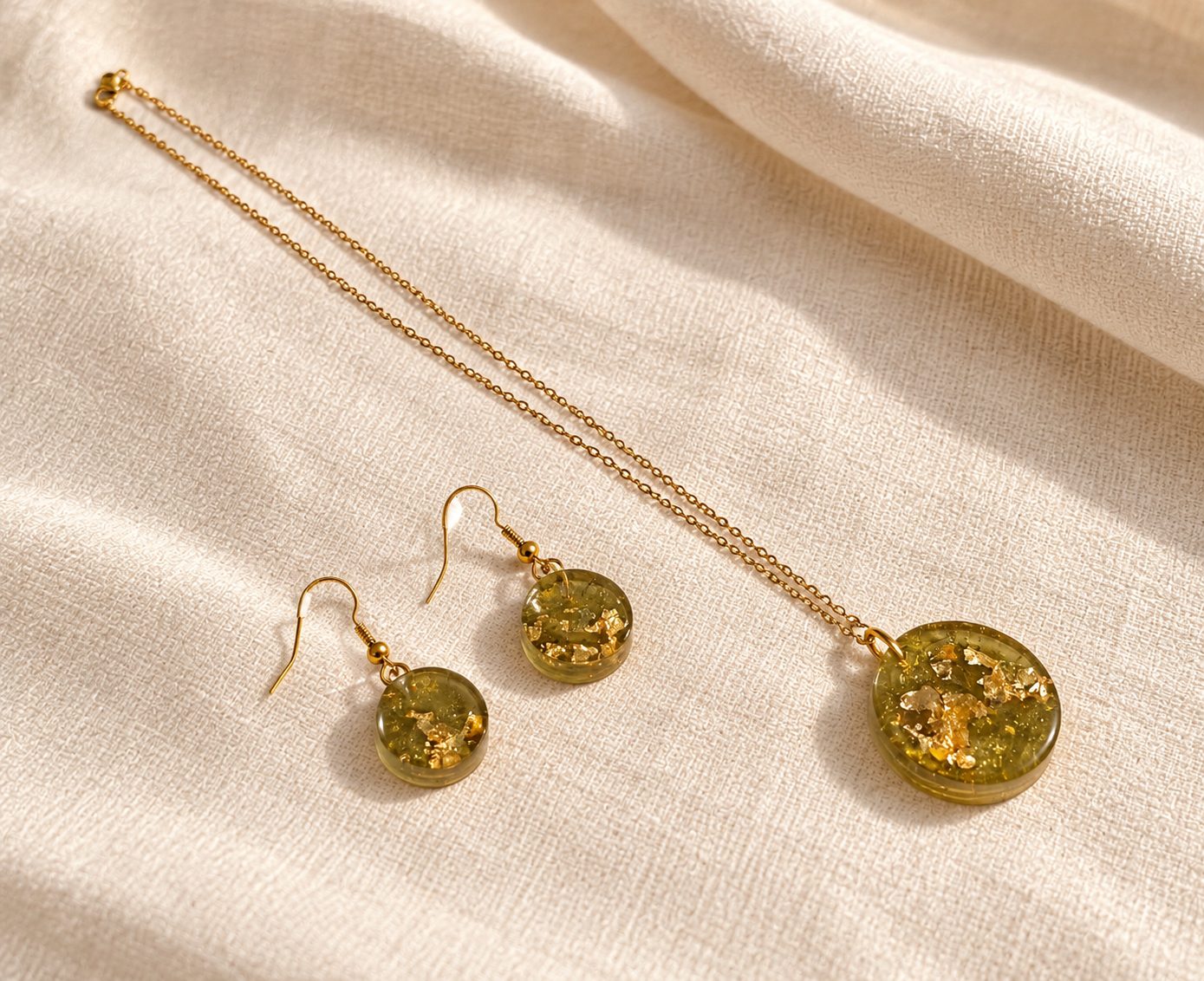 Elegante conjunto de collar y pendientes