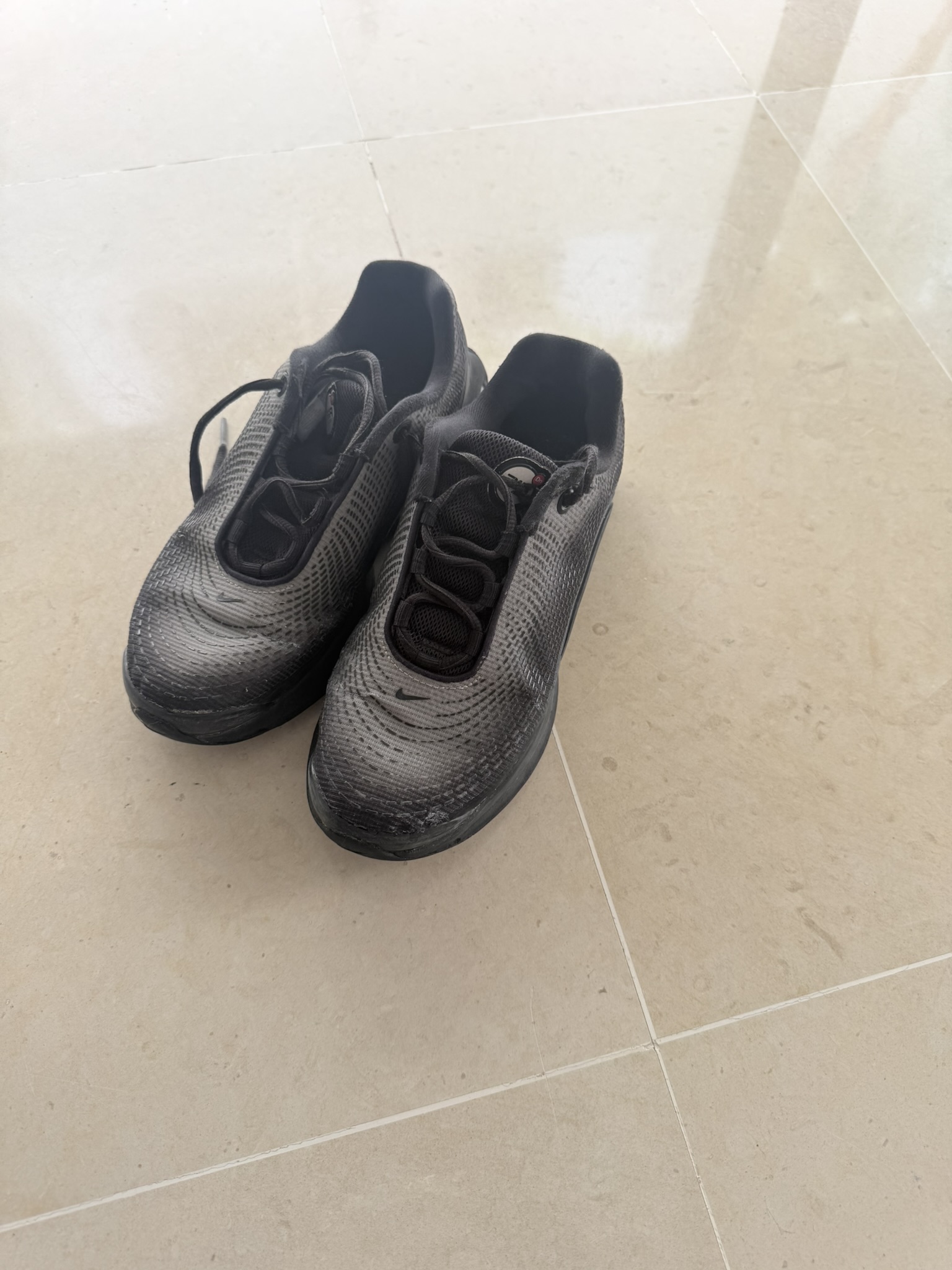 Nike Air Max Dn GS – Pointure 37,5 – Noir / Gris - Image 1