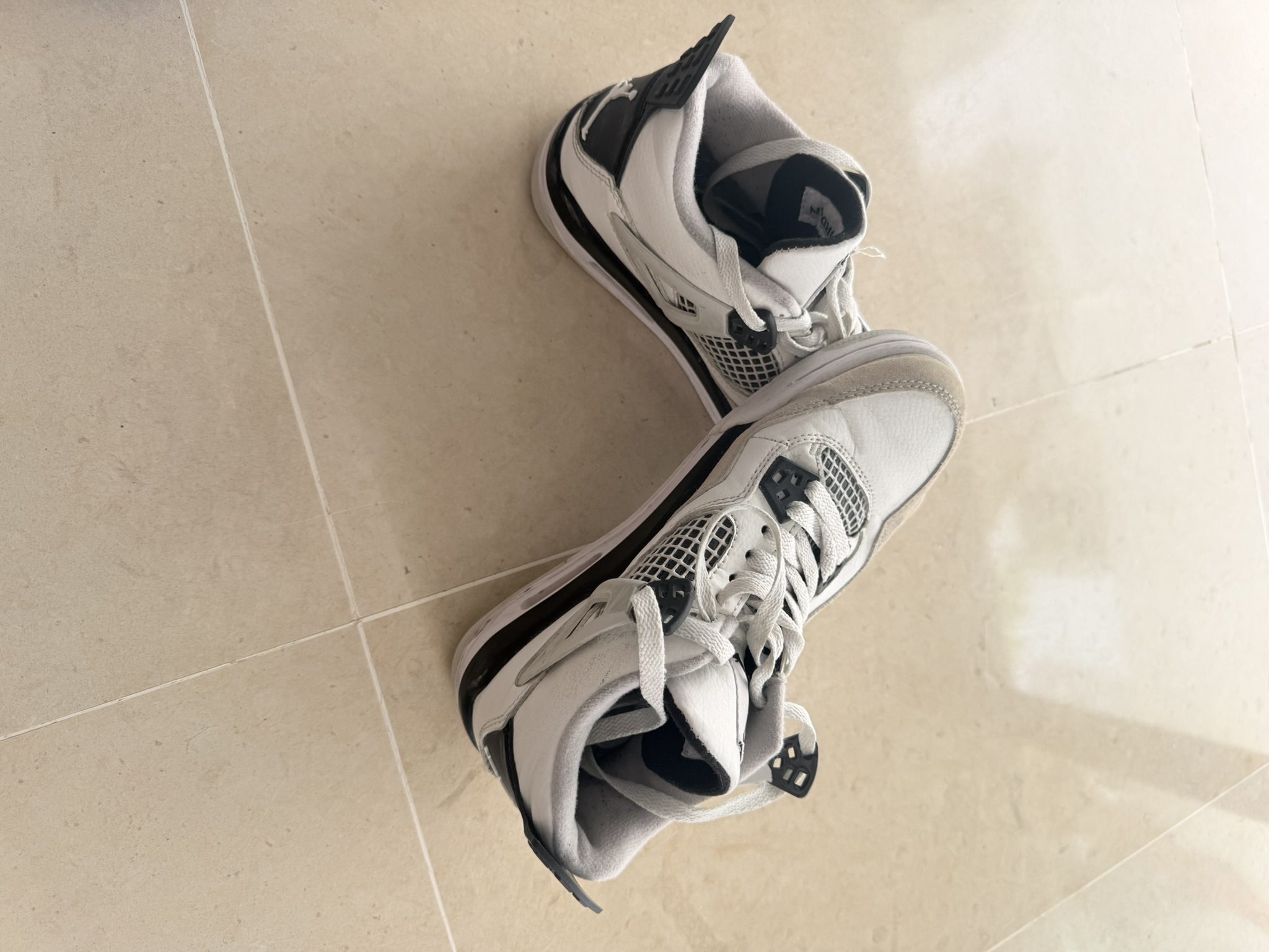 Nike Air Jordan 4 Retro – Blanc / Gris / Noir - Image 1
