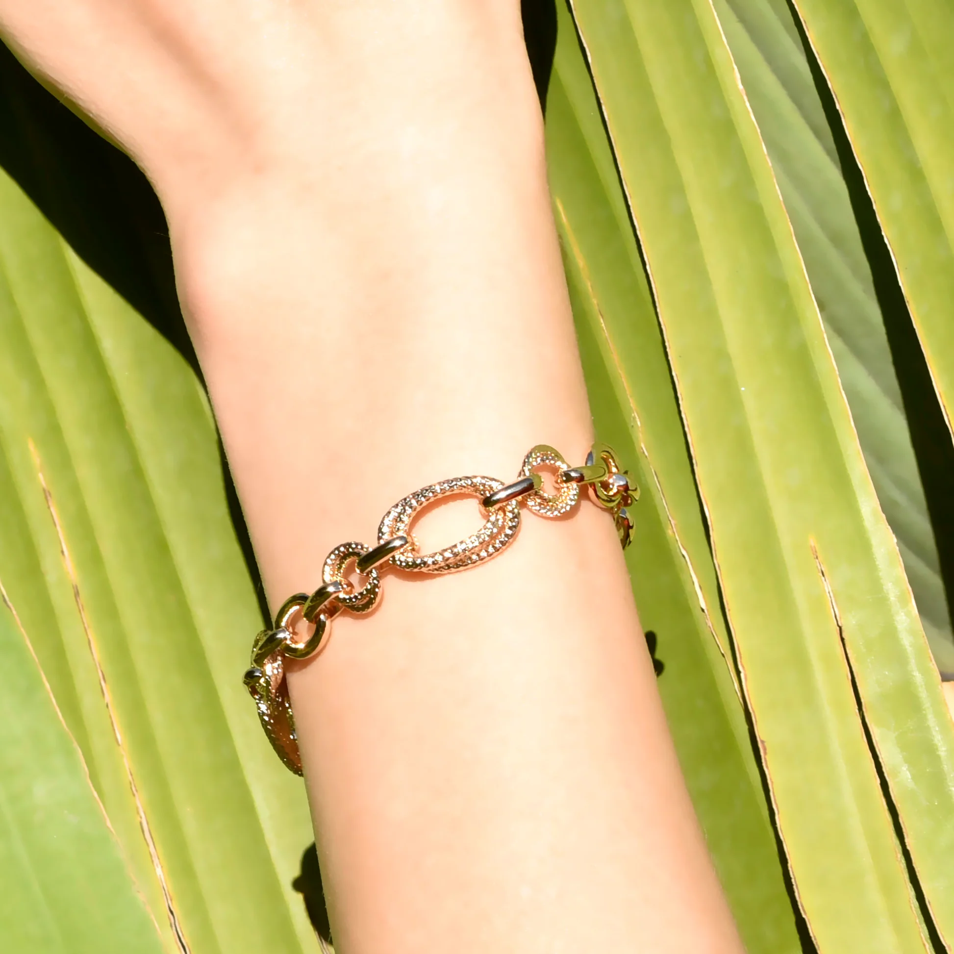 Pulsera dorada elegante