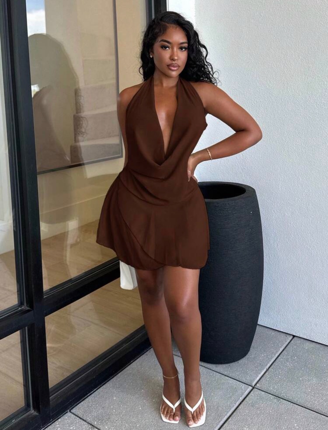 Alexandranx – Vestido Curto Assimétrico com Decote Profundo