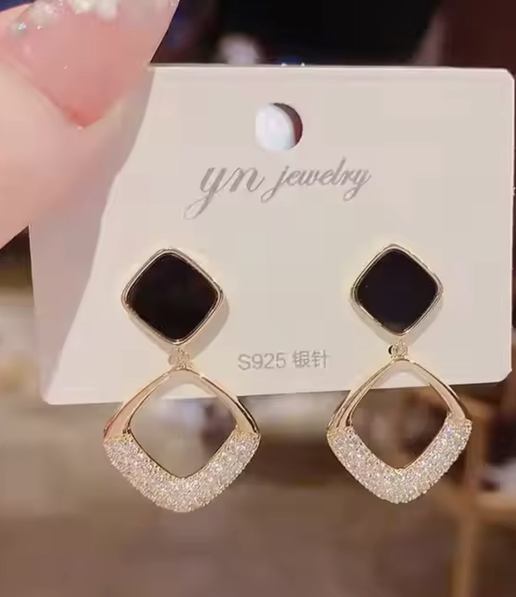 Fashion earings  - Image 1