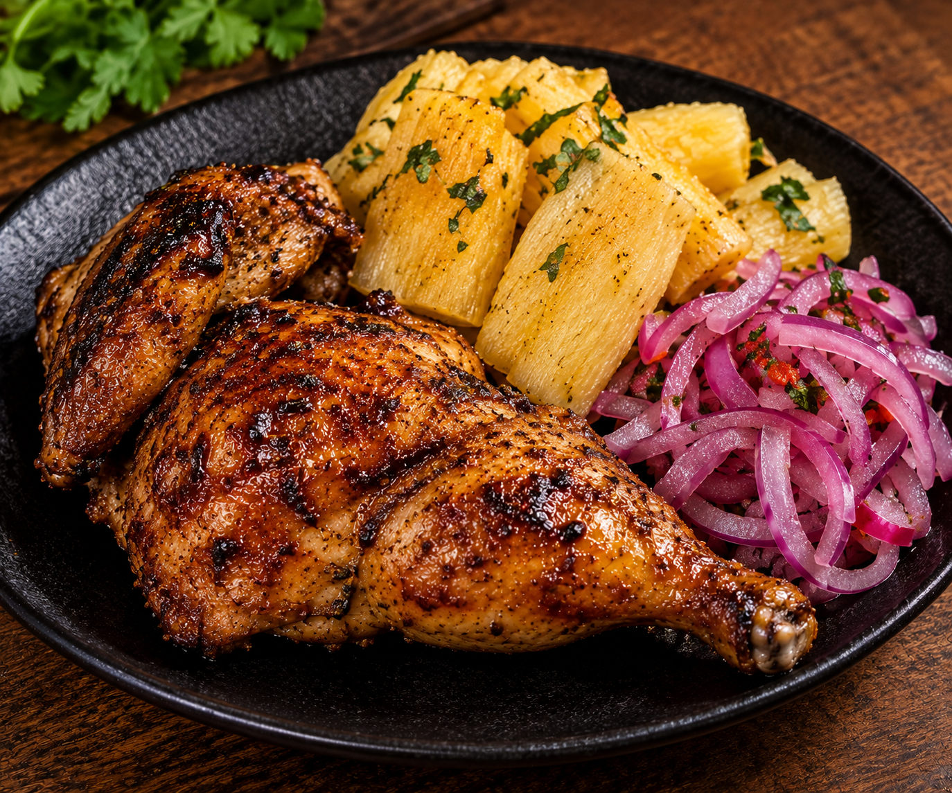 Pollo entero al carbón acompañado, yuca o guineo ñ.
