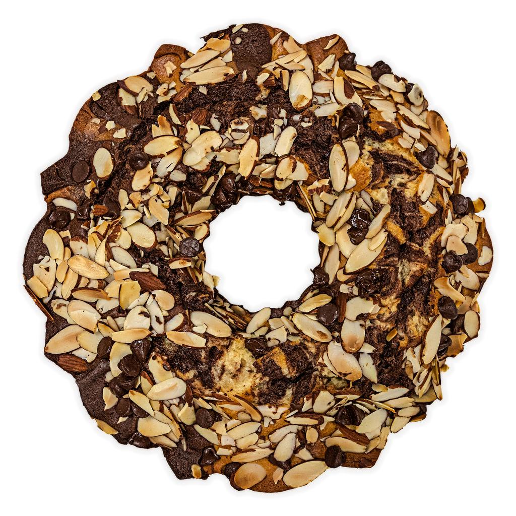 Member’s Selection Torta Tipo Magdalena Marmolada Premium con Almendras y Chispas de Chocolate Recién Horneada 3