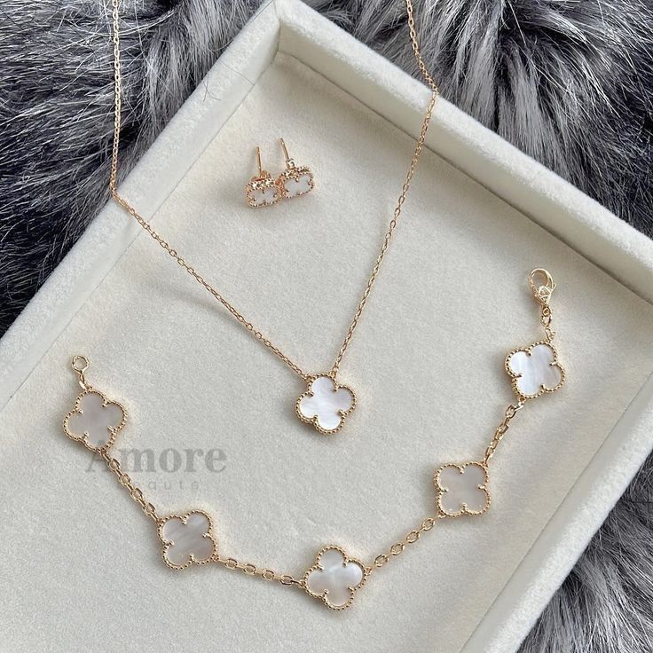 Set de collar, pulsera y aretes