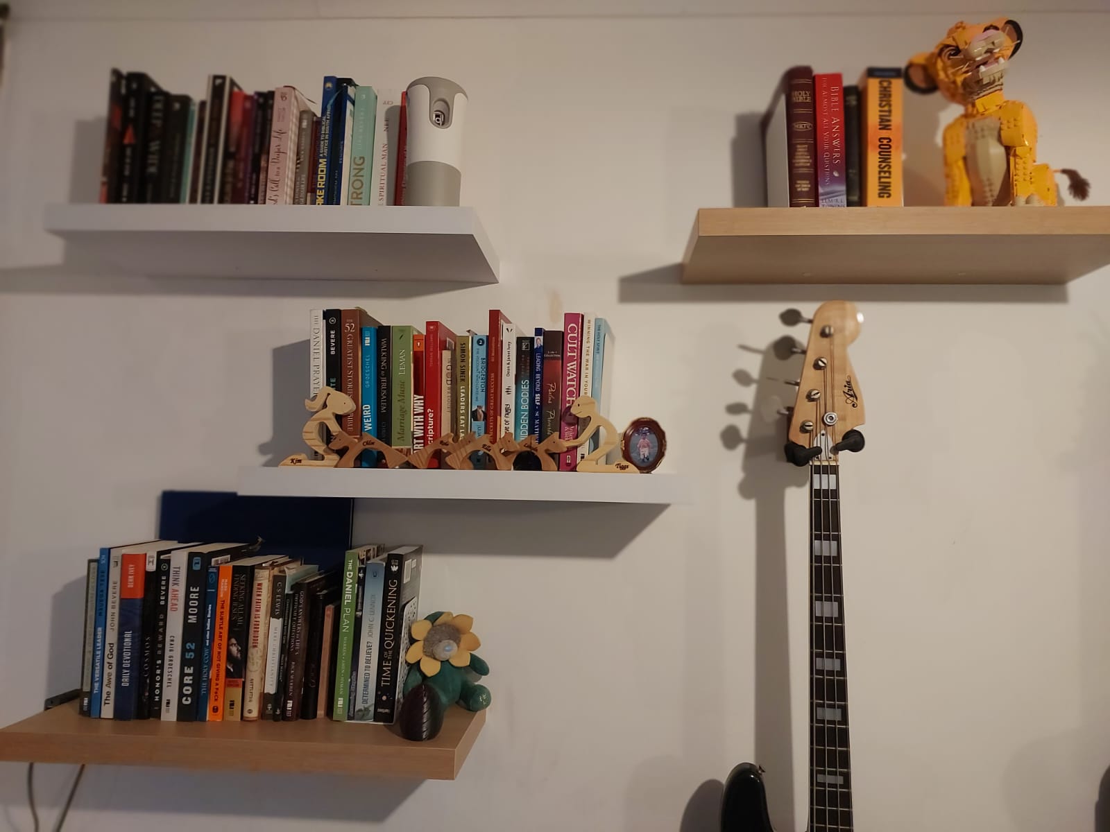 4 x Floating bookshelves (used- very good condition) 4