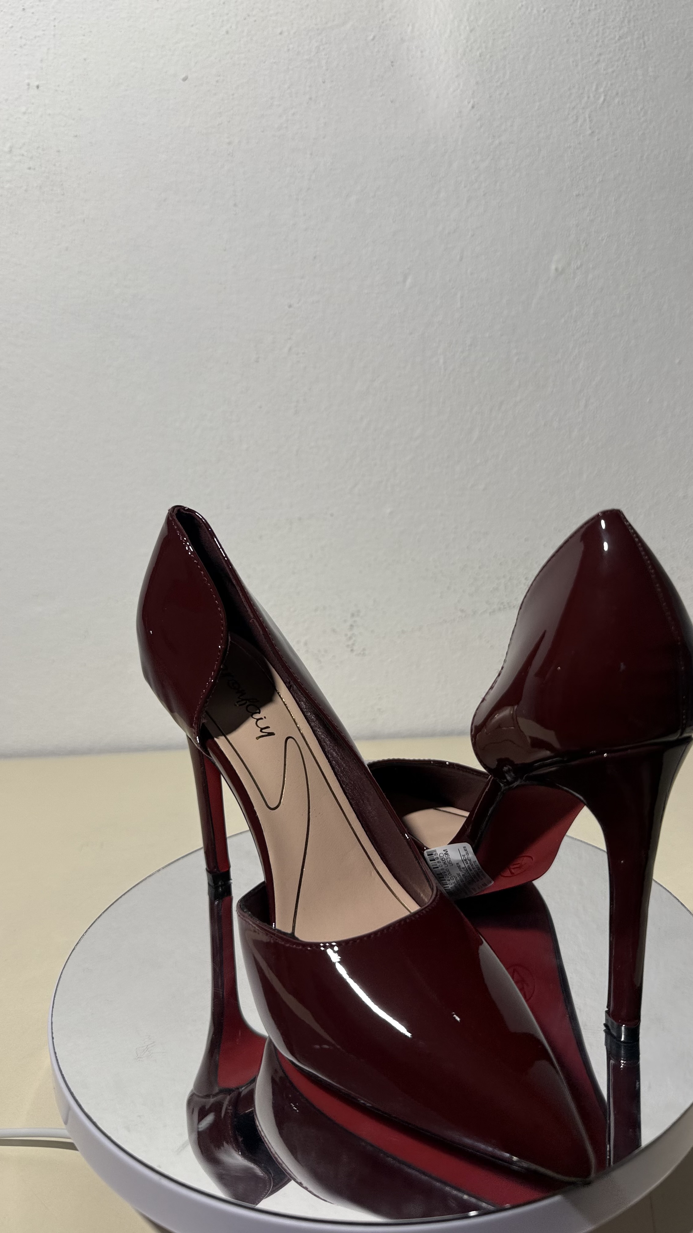 Escarpins Christian LOUBOUTIN vernis bordeaux, talon aiguille - Image 1