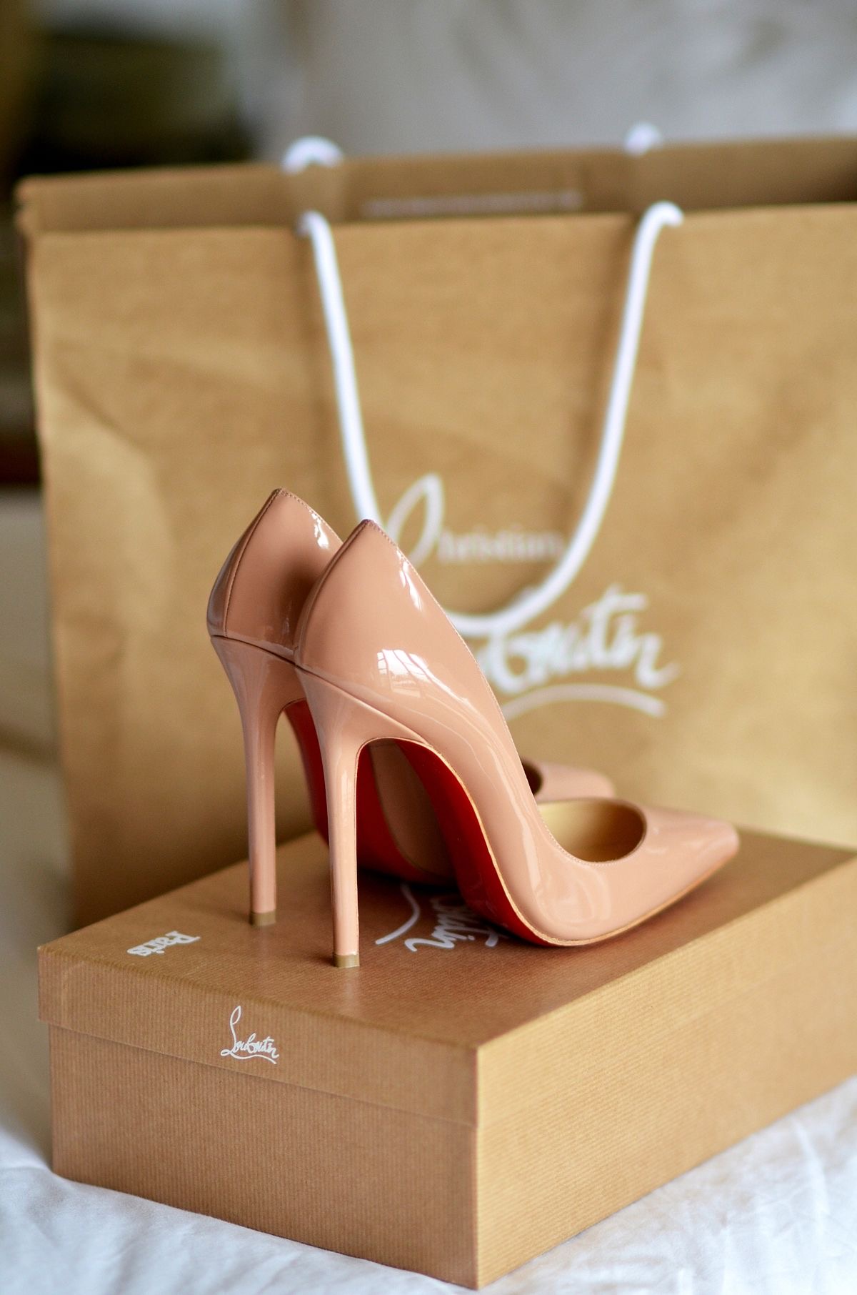 Escarpins Christian LOUBOUTIN vernis à semelle rouge, talon aiguille - Image 1