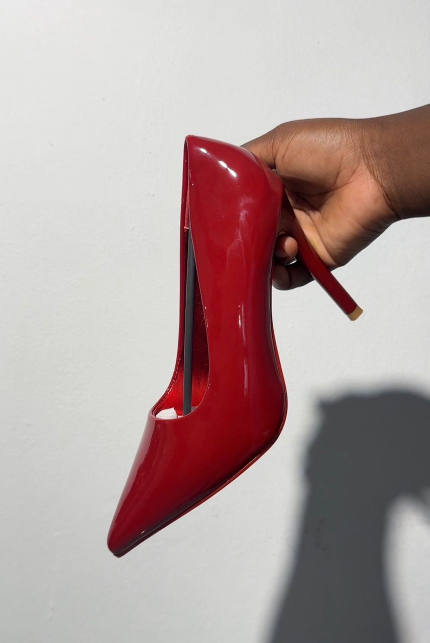 Escarpins Christian LOUBOUTIN vernis à semelle rouge, talon aiguille 2