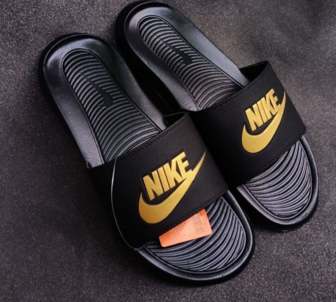 Sandalias NK sencilla logo dorado