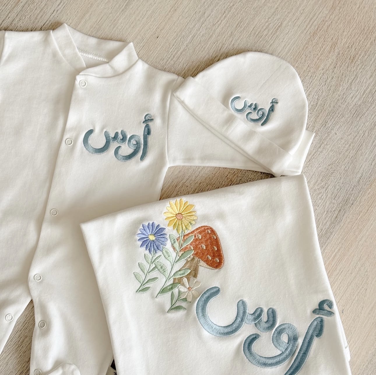 Baby clothes set with swaddle blanket,gloves,bib& hat
