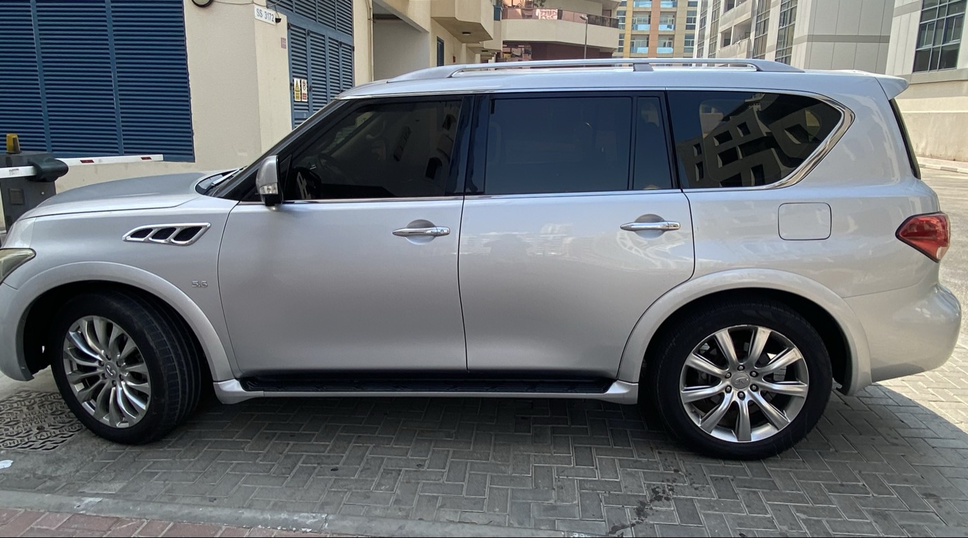 Infiniti QX80 photo 2