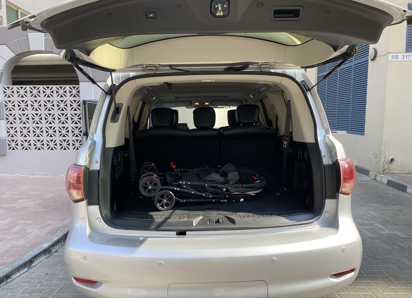 Infiniti QX80 photo 3