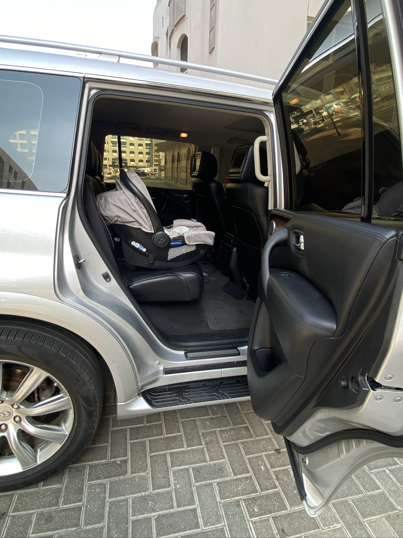 Infiniti QX80 photo 7