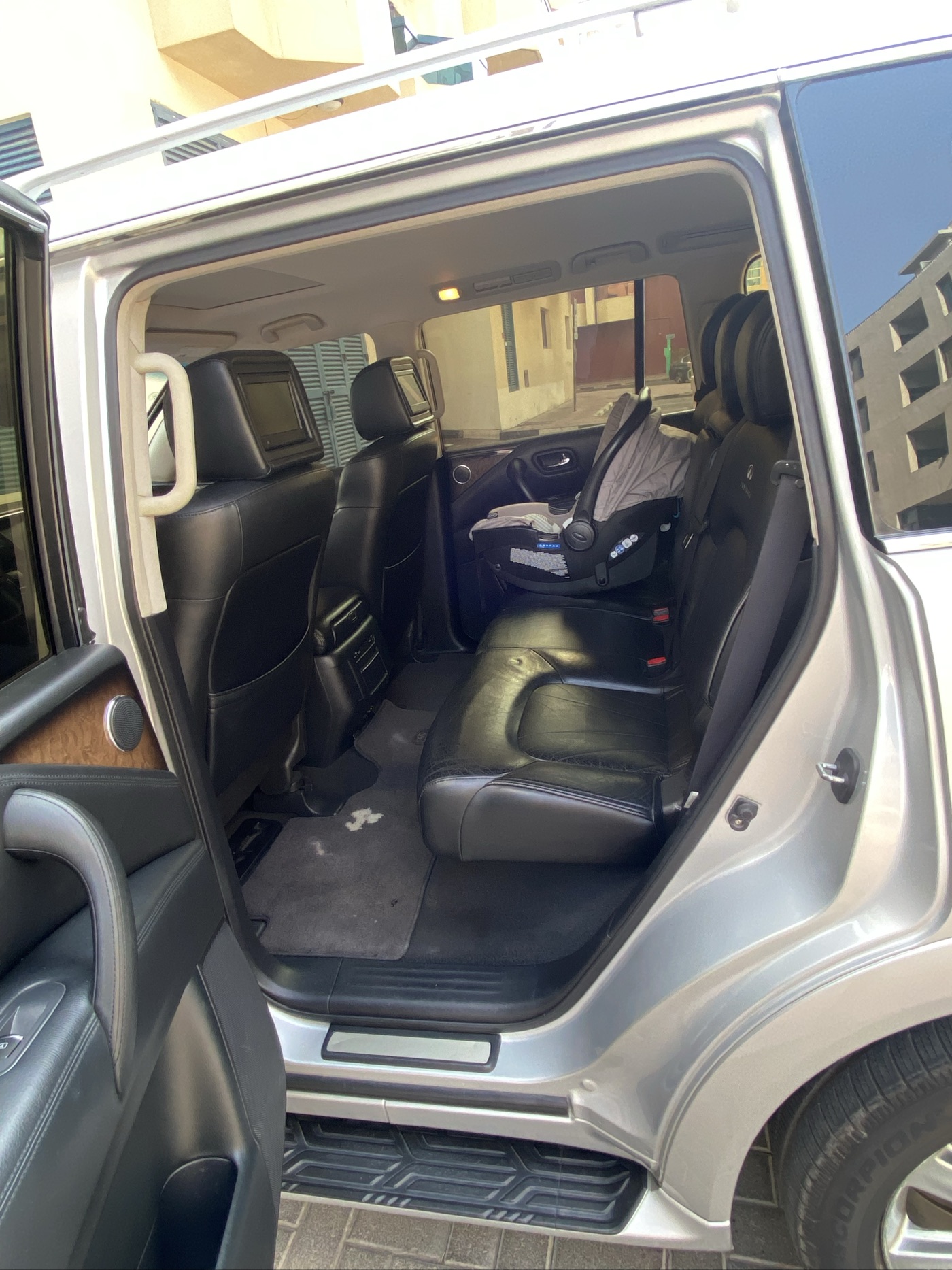 Infiniti QX80 photo 9