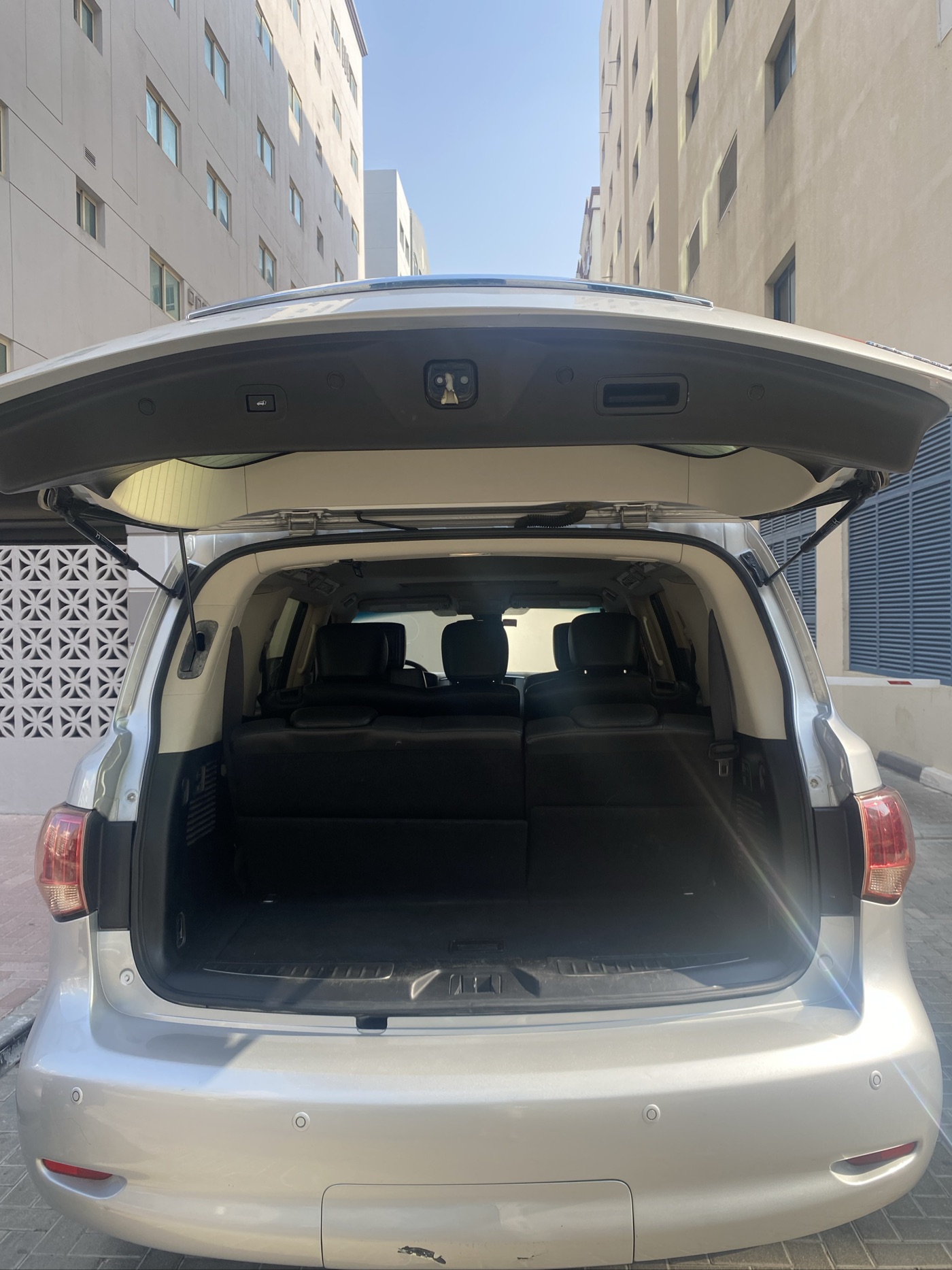 Infiniti QX80 photo 14