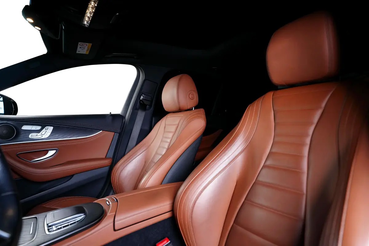 Mercedes-Benz E-Class E 300 photo 9