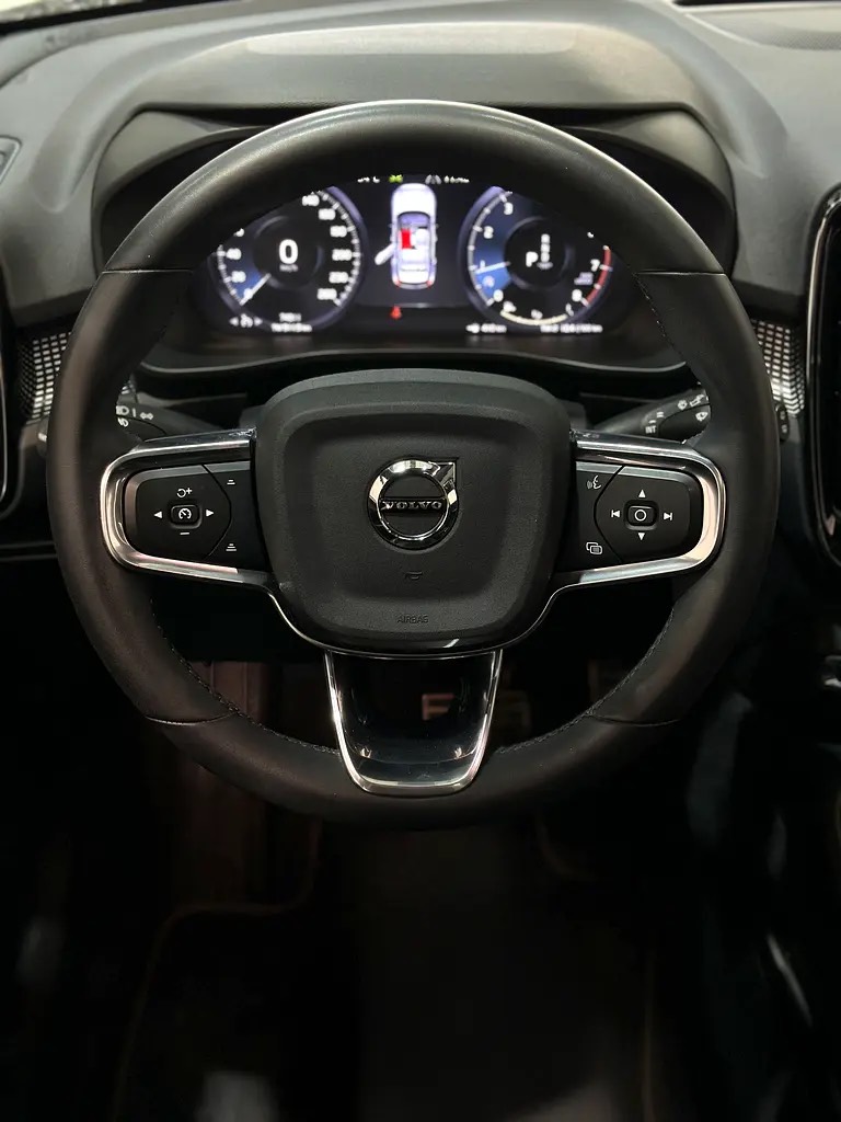 Volvo XC40 T4 R Design photo 6