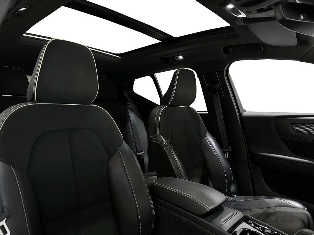 Volvo XC40 T4 R Design photo 9