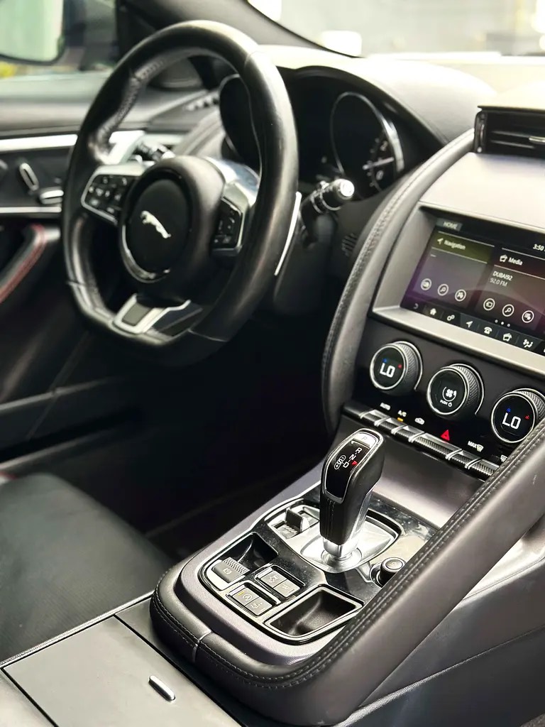 Jaguar F-Type R-Dynamic photo 7