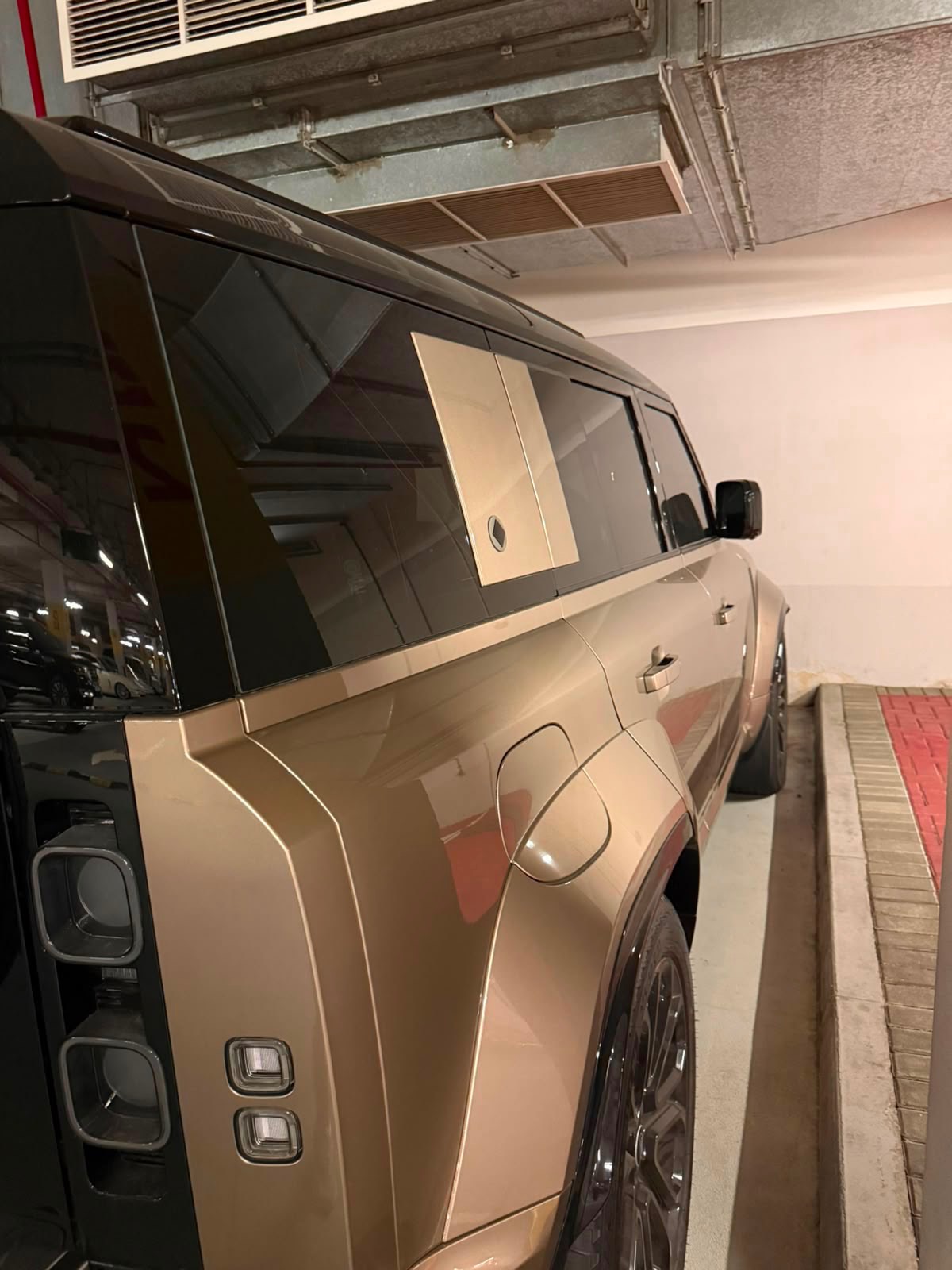 Land Rover Defender photo 3