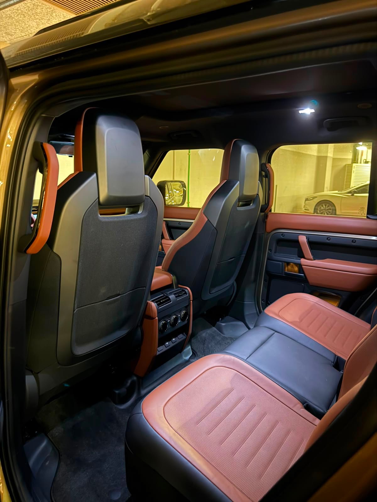 Land Rover Defender photo 6