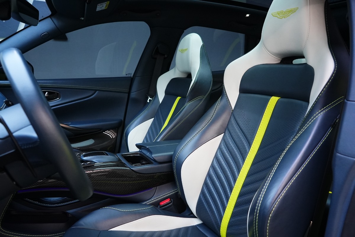 Aston Martin DBX photo 8