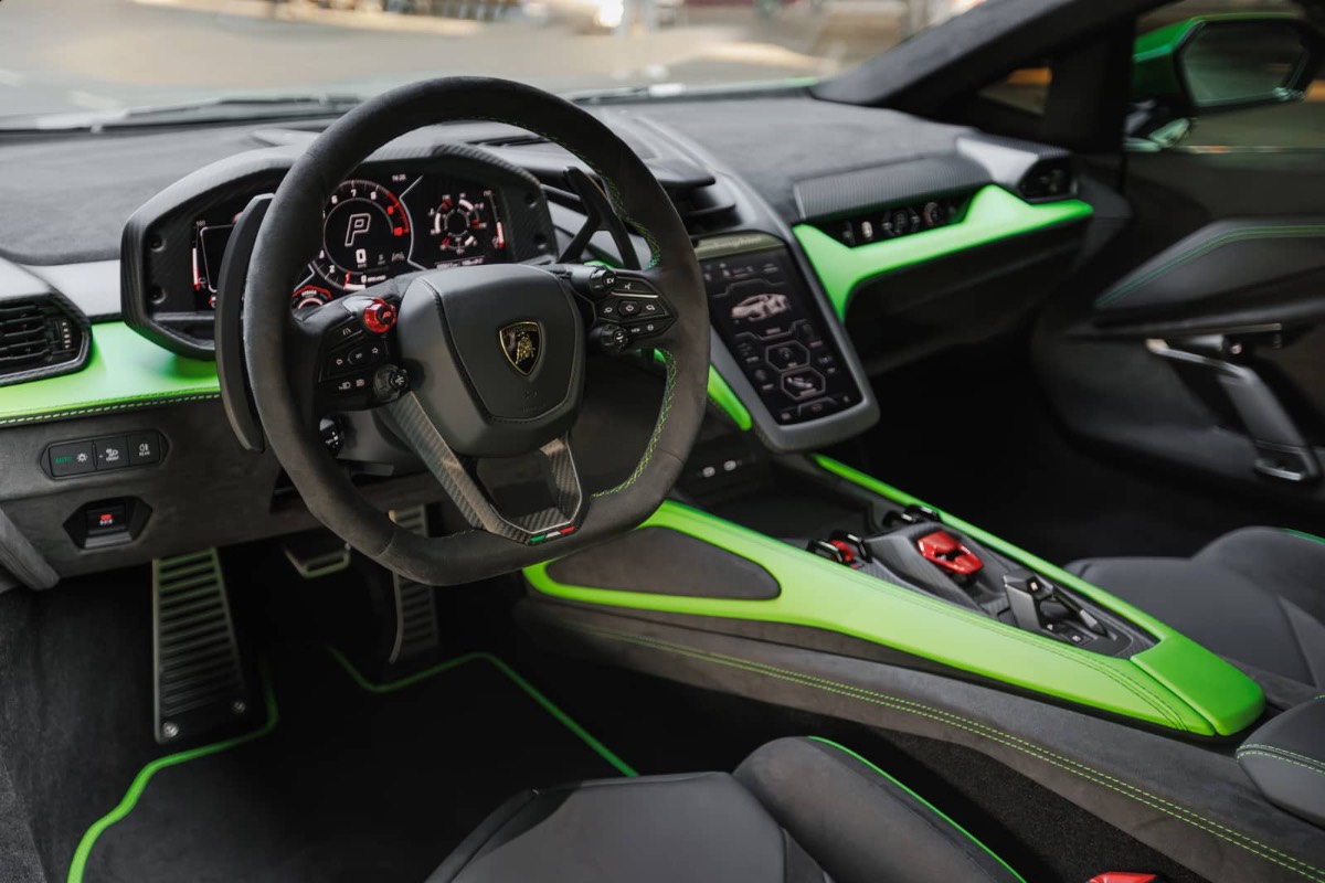 Lamborghini Revuelto photo 5