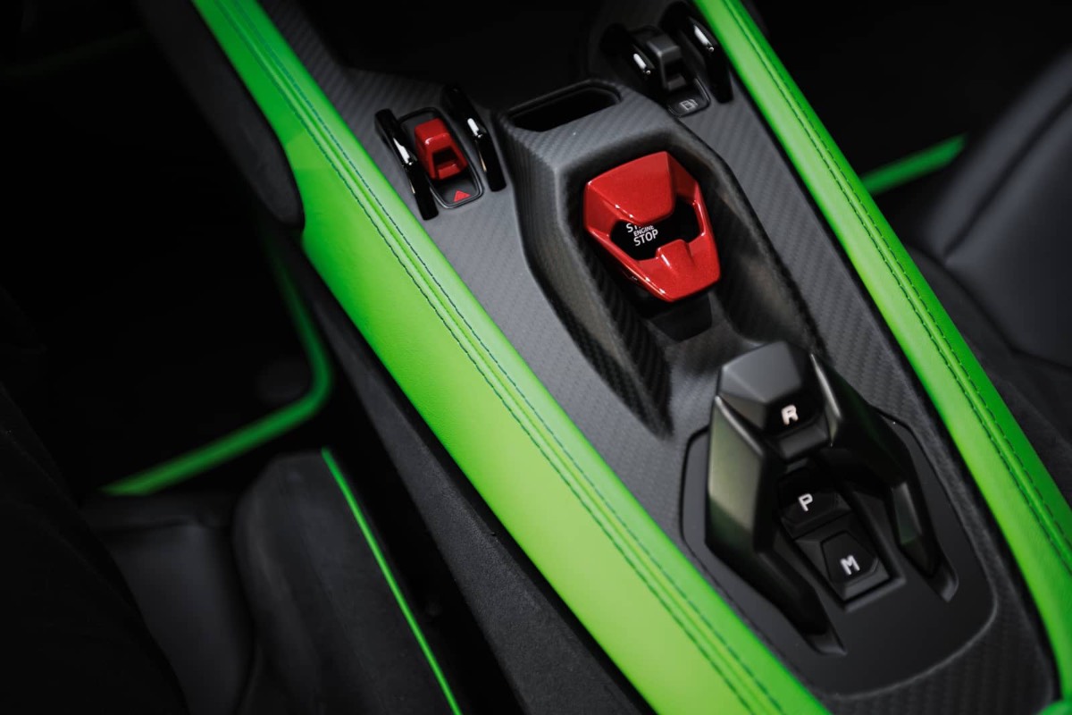 Lamborghini Revuelto photo 6