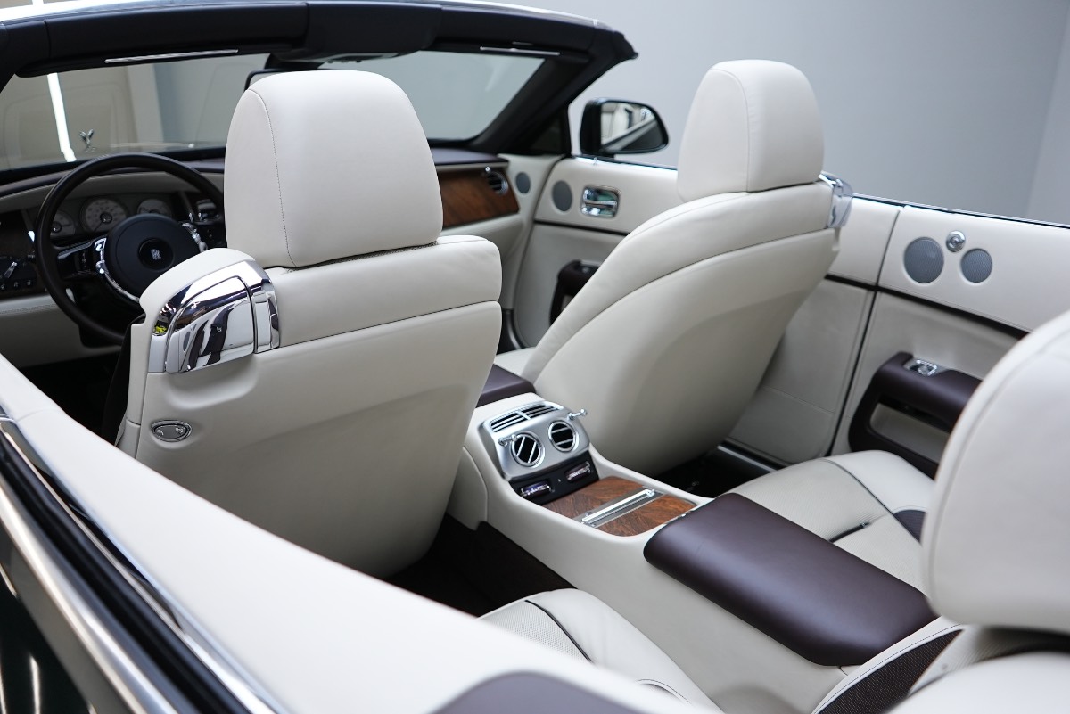 Rolls-Royce Dawn photo 8
